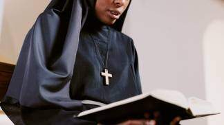 freira segurando biblia
