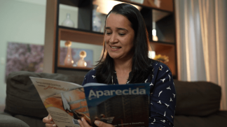 Mulher lendo a Revista de Aparecida