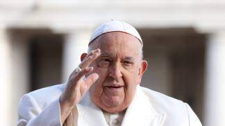 Papa Francisco acena para os fiéis durante Audiência Geral no Vaticano