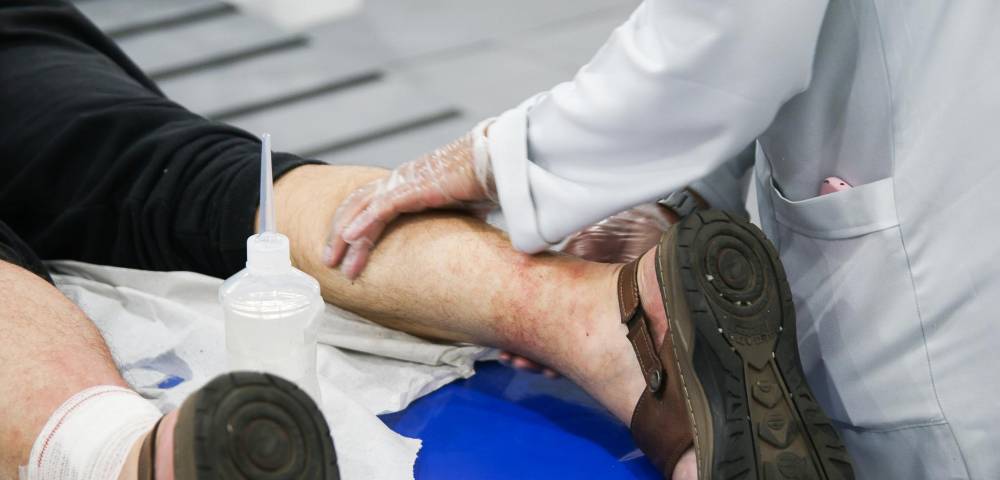 peregrino recebendo massagem 