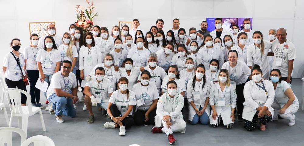 voluntários reunidos na tenda dos peregrinos