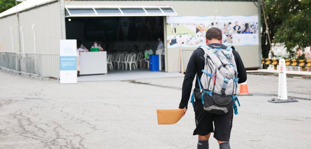 peregrino caminhando até a tenda