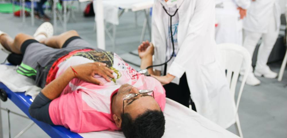 peregrino sendo atendido na tenda dos peregrinos