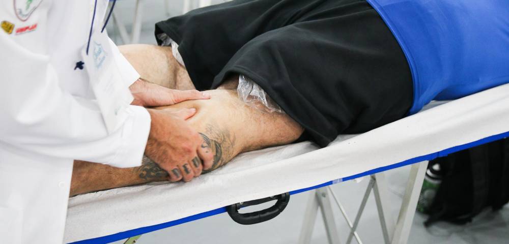 peregrino recebendo massagem