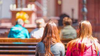 duas jovens na igreja