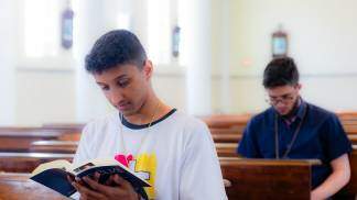 Jovem seminarista com a bíblia