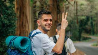 rapaz jovem durante caminhada de peregrinação