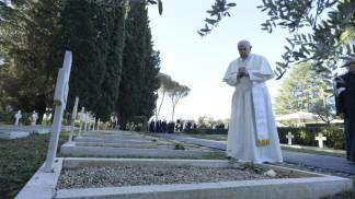 Papa Francisco rezando diante de túmulos