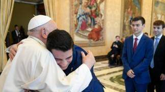 papa abraça seminarista 2024