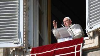 Papa em oração do Angelus