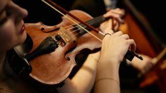 mulher tocando violino