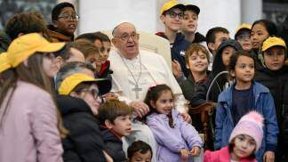 papa francisco rodeado de crianças