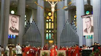 Cerimônia na Catedral da Sagrada Família em Barcelona