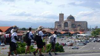 Peregrinos chegando ao Santuário Nacional em Aparecida