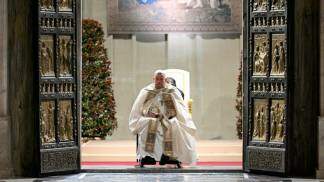 Papa na Porta Santa em Roma