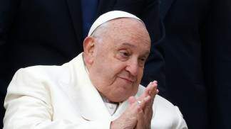 papa francisco unindo as mãos