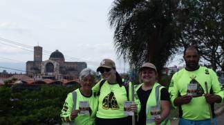 Peregrinos diante do Santuário Nacional com livreto oracional