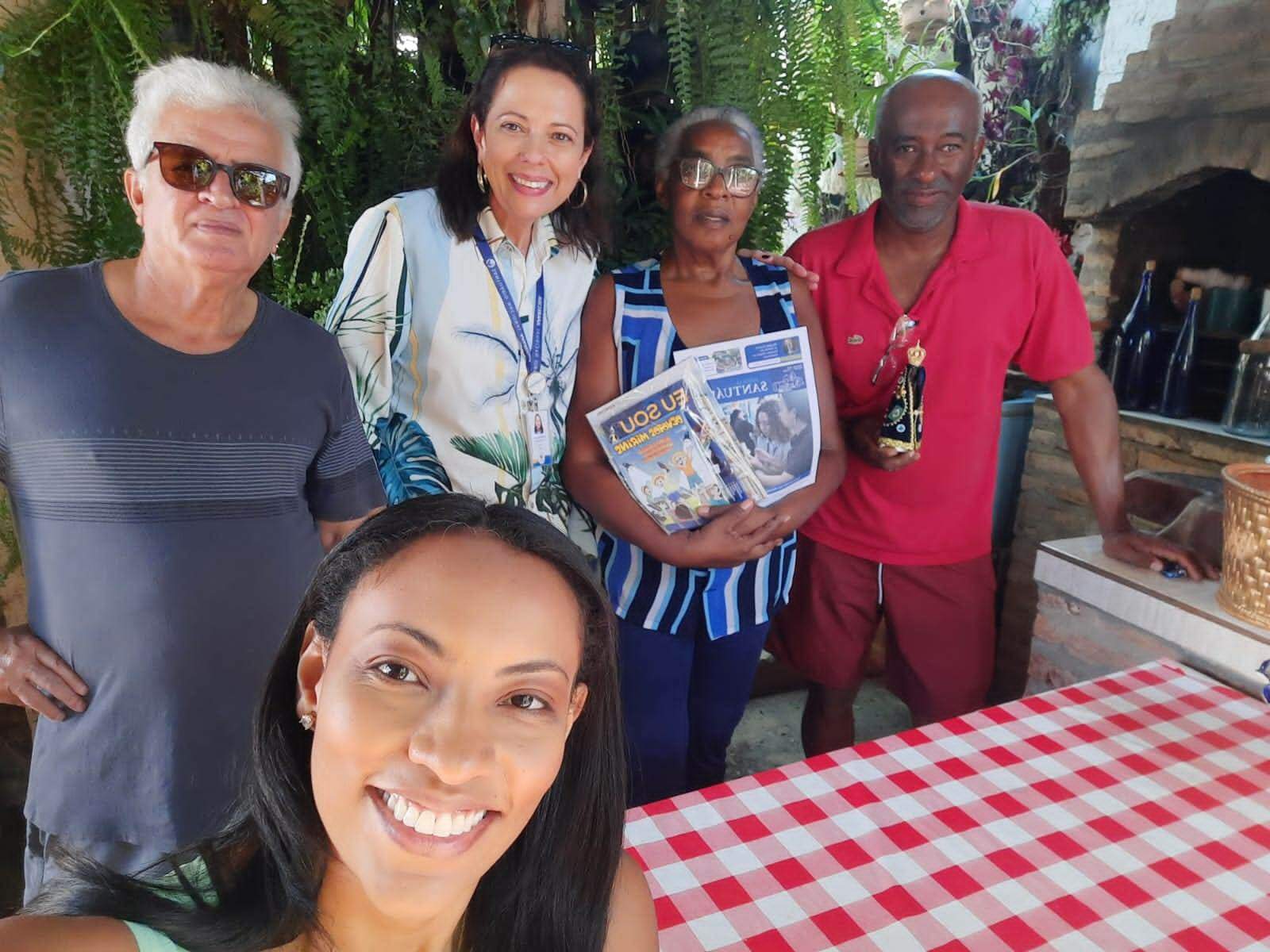 Família da Sra. Luzia Batista de Queiroz - Resirio, Sileida, Maria Eduarda, Wilson e a colaboradora Sandra, Paulo de Faria/SP 