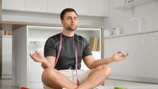 Homem meditando enquanto espera emagrecer