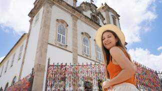 moça turista em frente a igreja