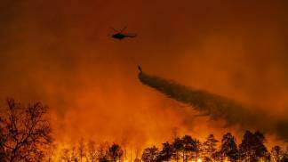 Helicóptero apagando Incêndios