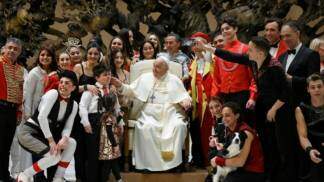 papa com circo no vaticano e um cachorro