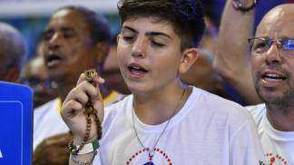 jovem no terço dos homens