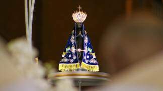 Imagem de Nossa Senhora Aparecida no altar central