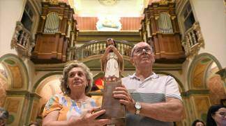 Novena de Sâo José - 18 03 2024 - Casal segura imagem