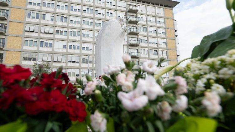 Papa pretende saudar fiéis durante o Angelus deste domingo (23)