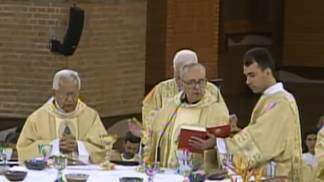 Padre Fábio serve ao altar com o cardeal Jorge Bergoglio