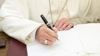 papa assinando documento