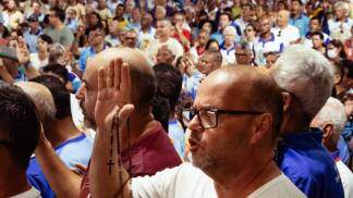 Romeiros durante momento oracional no Santuário do Bom Jesus da Lapa
