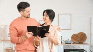 casal se olhando e lendo a biblia