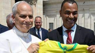 Papa Leão XIV recebe camisa da Seleção Brasileira autografada pelo ex-capitão Cafú