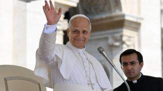 papa leao XIV acena em audiencia geral 2025