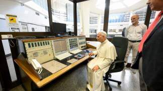 Papa Leão visita centro de transmissão da Rádio Vaticano