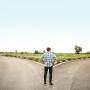 homem procurando discernimento para qual caminho seguir
