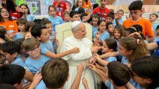 papa com crianças de colonias de férias 2025