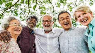 pessoas 60 anos idosos sorrindo e juntos