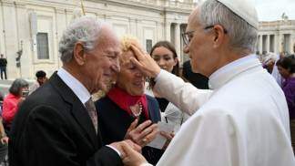papa leao xiv abencoa um casal de idosos 2025