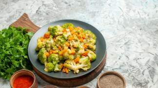 Filé de frango com farofa de brócolis