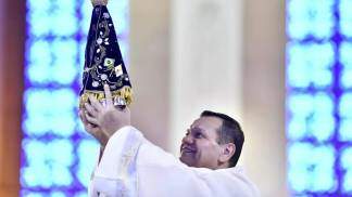 padre rosivaldo erguendo a imagem de nossa senhora aparecida