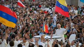 papa leao xiv no papamovel sauda os jovens no jubileu dos jovens 2025