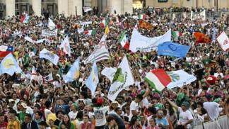 jovens durante jubileu dos jovens em roma com várias bandeiras