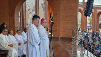 Dom Joel Portella falando aos fies na romaria diocesana de 2025