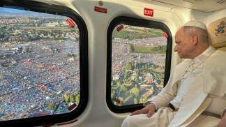 papa leão xiv vendo jovens na janela do avião 