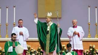 Papa Leão XIV acenando com a mão direita no Jubileu dos Jovens