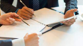 Pessoas analisando contratos