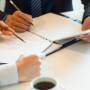 Pessoas analisando contratos